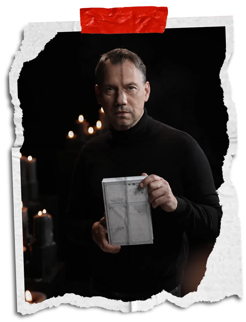 Sebastian Fitzek posiert mit Buch